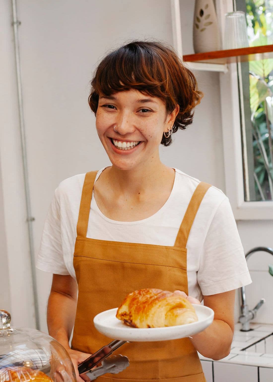 Dueña de un comercio sonriendo en su local