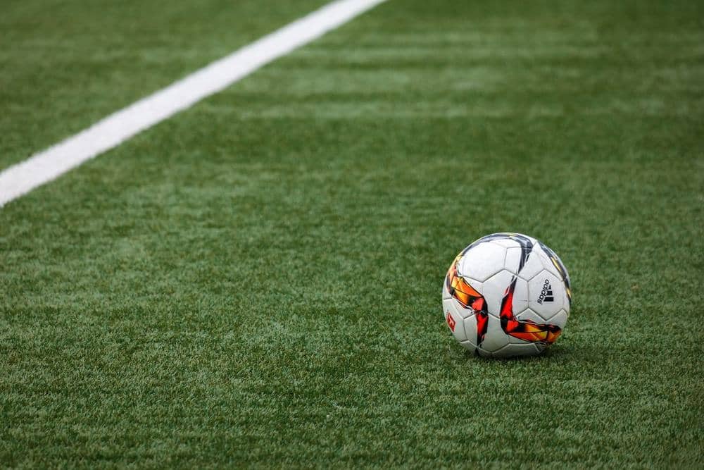 Pelota de fútbol sobre una cancha